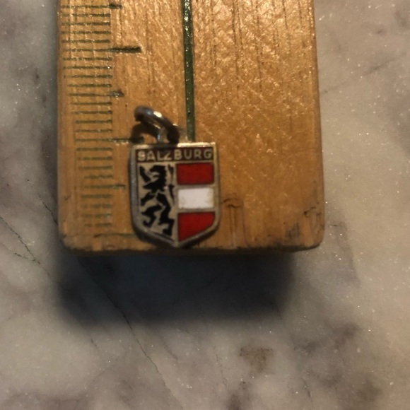 VTG 800 Salzburg Silver & Enamel Travel Sheild Souvenir Charm Bracelet Charm - Picture 3 of 3